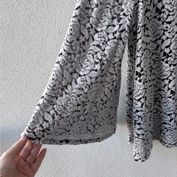 Chicos XLP or 3 Black White Floral Jacquard Burnout Top Bell Sleeves Scoop Neck - Picture 6 of 14